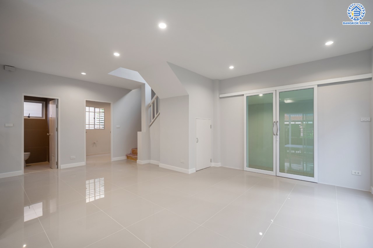 บ้านมือสองตกแต่งใหม่ ม.ธนาสิริ ปิ่นเกล้า-ราชพฤกษ์ เนื้อที่ 37.5 ตร.ว. บ้านแฝดหลังใหญ่ ตอบโจทย์ทุกการอยู่อาศัย ฟังก์ชัน 3 ห้องนอน 3 ห้องน้ำ 2 ที่จอดรถ บนทำเลติดถนนราชพฤกษ์ ใกล้วงเวียนพระราม5 รถไฟฟ้า "สถานีบางรักน้อยท่าอิฐ" และ จุดทางด่วน "กาญจนาภิเษก"